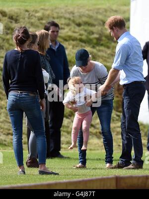 Il principe Harry (destra) con Zara Tindall e sua figlia Mia grazia dopo una carità polo corrispondono a Beaufort Polo Club a Tetbury, nel Gloucestershire. Foto Stock