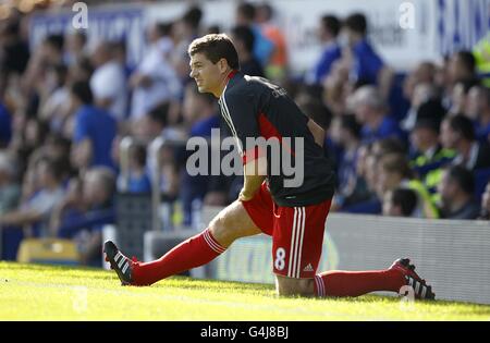 Steven Gerrard di Liverpool si riscalda sulla linea di contatto. Foto Stock