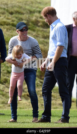 Il principe Harry (destra) con Zara Tindall e sua figlia Mia grazia dopo una carità polo corrispondono a Beaufort Polo Club a Tetbury, nel Gloucestershire. Foto Stock