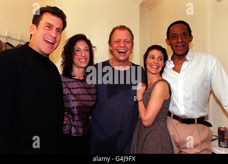 Da sinistra: Le star di Starsky e Hutch Paul Michael Glaser (Starsky), sua moglie Tracy , David Soul (Hutch), l'attrice Alexa Hamilton e Antonio Fargas (Huggy Bear) alla notte di apertura di 'Alive in the Frigo - The Dead Monkey', al Frigo di Brixton, Londra del Sud. * Soul, Fargas e Hamilton appaiono nella produzione. Foto Stock