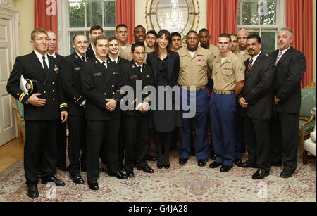 La moglie del primo ministro David Cameron, Samantha Cameron, si pone con la squadra di boxe del corpo dei Marine degli Stati Uniti (USMC), durante un ricevimento dei biglietti per le truppe al 10 di Downing Street, Londra, prima di una partita tra la squadra di boxe dei servizi combinati del Regno Unito. Foto Stock