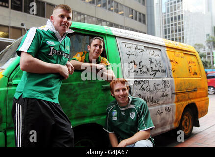 Irlanda tifosi Daniel o'Connor, Daniel McLoughlin e Kebin o'Connor di Donegal con il loro furgone che è stato firmato da membri della squadra irlandese al di fuori del team hotel a Wellington, Nuova Zelanda. Foto Stock