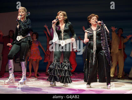 Louise Plowright (Tanya, a sinistra), Siobhan McCarthy (Donna Sheridan, centro) e Jenny Galloway (Rosie) si esibiscono al Prince Edward Theatre di Londra durante la notte di apertura del musical 'Mamma mia' basato su ABBA. Foto Stock