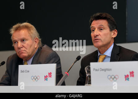 Lord Sebastian Coe (a destra), presidente della Commissione di coordinamento del CIO, Denis Oswald, durante la conferenza stampa conclusiva della Commissione di coordinamento del CIO a Freshfield Bruckhaus Deringer, Londra. Foto Stock