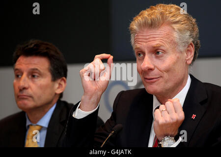 Paul Deighton (a destra), CEO di LOCOG, a fianco del presidente di LOCOG, Lord Sebastian Coe, durante la conferenza stampa conclusiva della Commissione di coordinamento del CIO a Freshfield Bruckhaus Deringer, Londra. Foto Stock