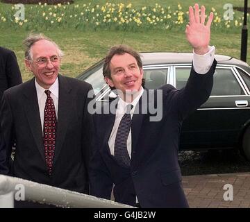 Il primo Ministro Tony Blair (destra) e il Segretario Scozzese Donald Dewar hanno visitato Arrivederci il personale dell'Agenzia per lo sviluppo del Lanarkshire, dopo la loro visita. Foto Stock