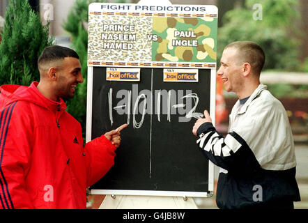 Il campione di boxe di WBO e IBF Prince Naseem Hamed (L) e il campione europeo e di pesi piuma del Commonwealth Paul ingle discutono delle probabilità, prima della loro lotta per il titolo mondiale dopo una conferenza stampa a Manchester. Foto Stock