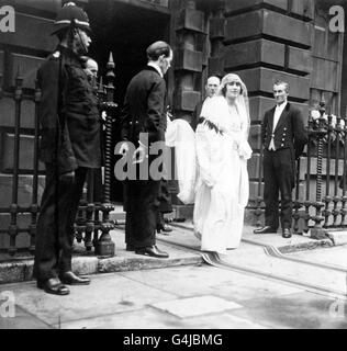 Lady Elizabeth Bowes-Lyon (in seguito la Regina Madre) lasciando la sua casa a Bruton Street, Londra, sulla sua strada per Westminster Abbey per il suo matrimonio con il Duca di York (in seguito Re Giorgio VI). Foto Stock