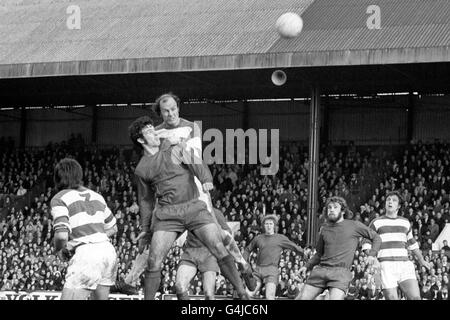 Mickey Bullock di Leyton Orient vince la testa nonostante la stretta attenzione da parte dell'ex compagno di squadra e ora Terry Mancini di Queens Park Rangers (c). Anche per Leyton Orient è raffigurato Barrie Fairfrate (secondo da destra). Foto Stock