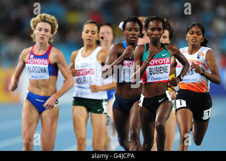 Atletica - Campionati del mondo IAAF 2011 - Day Seven - Daegu. Janeth Jepkosgei Busienei (2° a destra) del Kenya guida il campo nella seconda semifinale degli 800 metri delle donne Foto Stock