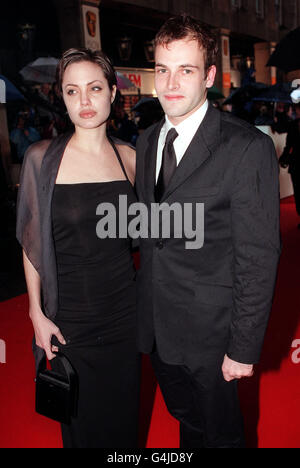 L'attore Johnny Lee Miller con la moglie Angelina Jolie ai BAFTA Awards al Grosvenor House Hotel. Foto Stock