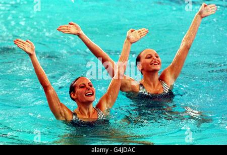 I nuotatori sinchro inglesi Gayle Adamson (a sinistra) e Adele Carlsen durante le odierne "routine tecniche" ai Commonweath Games di Kuala Lumpur. Foto Stock