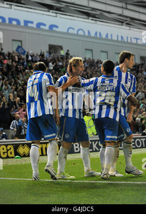 Brighton e Hove Albion's Craig Mackail-Smith (seconda a sinistra) si congratula con i suoi compagni di squadra dopo aver segnato le sue squadre terzo obiettivo Foto Stock