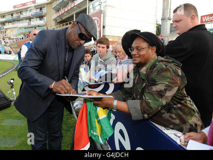 Cricket - Natwest First International Twenty20 - Inghilterra / West Indies - The Kia Oval. Sir viv Richards firma un autografo per un fan Foto Stock