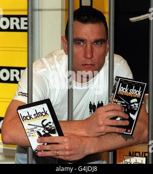 L'ex hardman di calcio ha girato l'attore Vinnie Jones dietro le barre per il blocco Stock e due barili video lancio a Virgin Megastore a Londra. Foto Stock