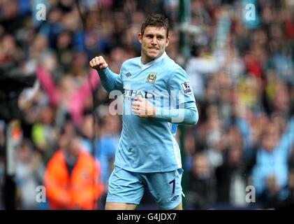 Calcio - Barclays Premier League - Manchester City / Everton - Etihad Stadium. James Milner di Manchester City festeggia dopo aver segnato il secondo obiettivo del gioco Foto Stock