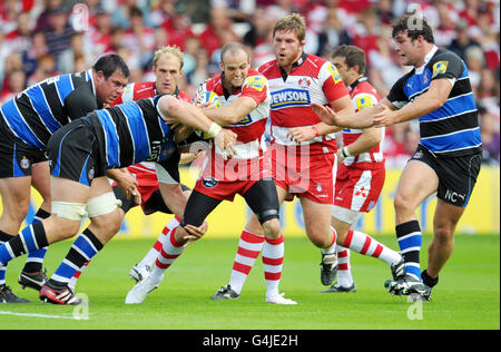 Il Charlie Sharples di Gloucester viene affrontato durante la partita di Aviva Premiership al Kingsholm Stadium di Gloucester. Foto Stock