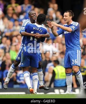 Chelsea's Ramires (indietro) festeggia con i suoi compagni di squadra John Terry (a destra) e Mikel dopo aver segnato il secondo obiettivo del suo lato del gioco. Foto Stock