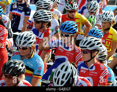 Il campione olimpico Nicole Cooke della Gran Bretagna accanto a Lizzie Armitstead (casco blu) sulla linea di partenza per la gara Elite Womens Road durante il sesto giorno dei Campionati mondiali di corse su strada UCI di Copenhagen. Foto Stock