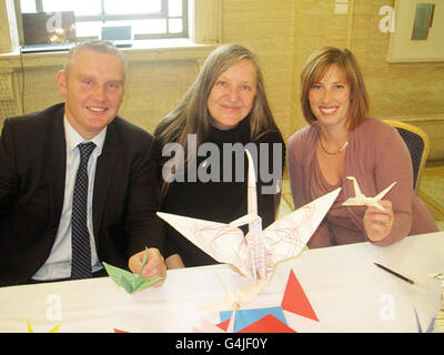 (Sinistra - destra) John McCallister MLA, artista Stacia Blake e Sandra Overend MLA durante un laboratorio di origami nella Grande Sala degli edifici del Parlamento, Belfast. Foto Stock