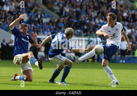 Andy King (a destra) di Leicester City è bloccato dal difensore della città di Cardiff Anthony Gerrard e Kevin McNaughton (al centro) durante la partita del campionato Npower Football League allo stadio Cardiff City di Cardiff. Foto Stock