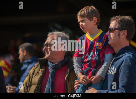 Tre generazioni di Barcellona i tifosi di calcio Foto Stock