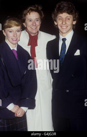 Ice Skating Coach Betty Callaway (c) con le star del pattinaggio su ghiaccio Karen Barber (l) e Nicky Slater (r) a Londra quando ITV Sport ha annunciato i suoi piani per la copertura invernale del pattinaggio su ghiaccio. Betty Callaway è di unirsi al suo team di commento e ITV è di contribuire a un fondo di fiducia per i pattinatori. Foto Stock