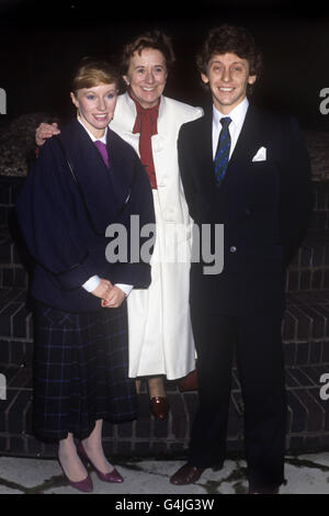 Ice Skating Coach Betty Callaway (c) con le star del pattinaggio su ghiaccio Karen Barber (l) e Nicky Slater (r) a Londra quando ITV Sport ha annunciato i suoi piani per la copertura invernale del pattinaggio su ghiaccio. Betty Callaway è di unirsi al suo team di commento e ITV è di contribuire a un fondo di fiducia per i pattinatori. Foto Stock