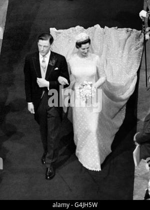 La principessa Alexandra e il suo sposo Angus Ogilvy camminando lungo il Aisle lasciando Westminster Abbey a Londra Foto Stock