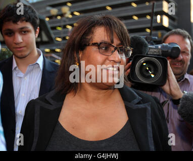 Christine Hemming, la moglie di un deputato liberal-democratico John Hemming, lascia Birmingham Crown Court, Birmingham West Midlands. Foto Stock