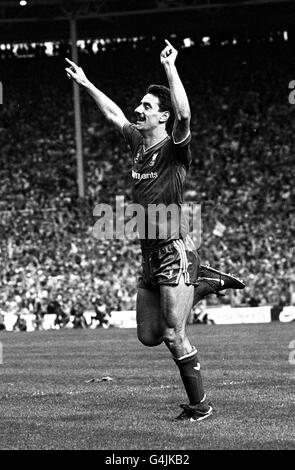 L'attaccante di Liverpool Ian Rush festeggia dopo aver segnato il suo primo gol nella finale della fa Cup contro Everton allo stadio di Wembley a Londra. Liverpool ha vinto la partita 3-1. Foto Stock