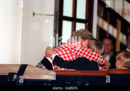 PA NEWS PHOTO 23/10/91 UN FILE DI BIBLIOTECA IMMAGINE DI DIANA, LA PRINCIPESSA DEL GALLES CON IL SUO FIGLIO MAGGIORE PRINCIPE WILLIAM (10) QUANDO LEI E IL PRINCIPE DEL GALLES ARRIVARONO SULLO YACHT REALE BRITANNIA, ERANO VOLATI ALL'AEROPORTO DI TORONTO ALL'INIZIO DELLA LORO VISITA DI SETTE GIORNI IN CANADA Foto Stock