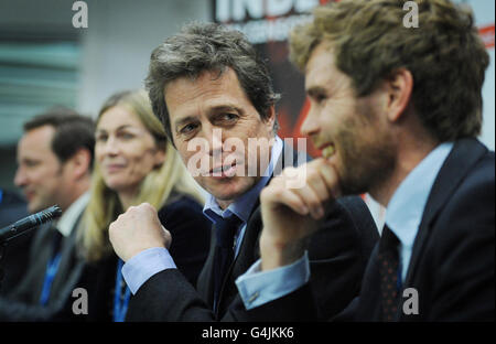 L'attore Hugh Grant parla di hacking telefonico a nome della campagna "Hacked Off" alla conferenza del Partito conservatore di Manchester di oggi. Foto Stock