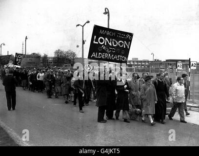 ATTIVISTI CONTRO GLI ARMAMENTI NUCLEARI INIZIANO LA LORO LUNGA MARCIA DI PROTESTA DALL'ESTABLISHMENT DI RICERCA SULLE ARMI ATOMICHE AD ALDERMASTON NEL BERKSHIRE A TRAFALGAR SQUARE A LONDRA. IL LEADER DELLA MARCIA È L.J. COLLINS (CENTRO), J.B. PRIESTLEY, (CAPPELLO LARGO BRIMMED), RITCHIE CALDER E SUBITO DIETRO LA SIGNORA. PRIESTLEY È MICHAEL FOOT Foto Stock