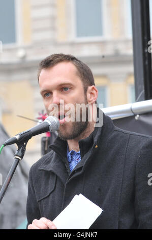 La Lance Corporal Joe Glenton affronta la manifestazione di massa contro la guerra in occasione del decimo anniversario della guerra in Afghanistan, a Trafalgar Square, Londra. Foto Stock