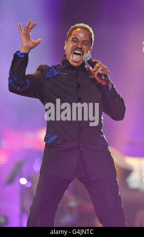 Marlon Jackson si esibisce al concerto di Michael Forever Tribute al Millennium Stadium di Cardiff. PREMERE ASSOCIAZIONE foto. Data foto: Sabato 8 ottobre 2011. Guarda LA storia della Pennsylvania, SHOWBIZ Jackson. Il credito fotografico deve essere: Tim Ireland/PA Wire Foto Stock