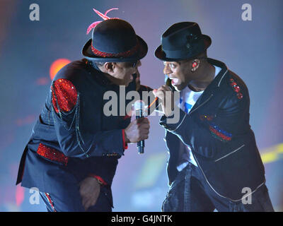 Tito Jackson (a sinistra) con Ortise Williams di JLS in concerto al Michael Forever Tribute Concert al Millennium Stadium di Cardiff. Foto Stock