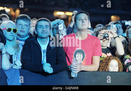 Concerto al tributo di Michael Forever - Cardiff. Il pubblico al concerto di Michael Forever Tribute al Millennium Stadium di Cardiff. Foto Stock