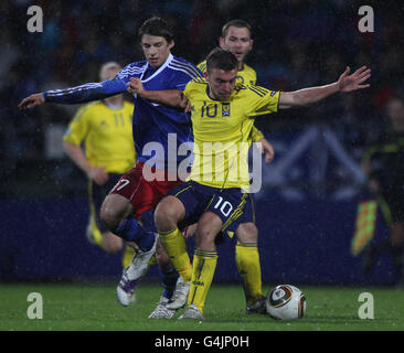 James Morrison in Scozia (a destra) in azione con Rony Hanselmann del Liechtenstein durante la partita di qualificazione UEFA euro 2012 al Rheinpark Stadion di Vaduz, Liechtenstein. Foto Stock