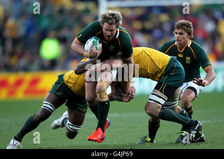 Jean De Villiers del Sud Africa viene affrontato da Radyke Samo e Dan Vickerman in Australia durante la partita finale del quarto trimestre della Coppa del mondo di rugby 2011 al Wellington Regional Stadium di Wellington. Foto Stock