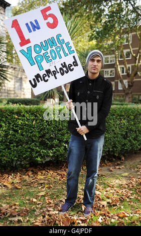 Il musicista Charlie Simpson dimostra il suo sostegno a una campagna che mira a sensibilizzare i milioni di giovani sul lavoro nel Regno Unito, a Charing Cross, Londra. Foto Stock