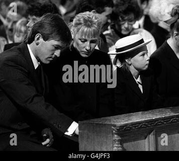 PA NEWS FOTO 29/4/89 MANAGER Liverpool kenny Dalglish, sua moglie MARINA E LA FIGLIA KELLY durante il memoriale di servizio per le vittime dell'Hillsborough FOOTBALL tragedia, A LIVERPOOL CATTEDRALE ANGLICANA. Foto Stock