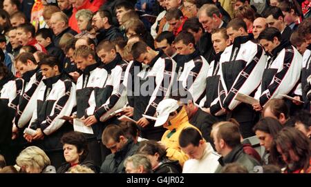 I membri dell'attuale Liverpool FC Squad prendono il loro posto sul Kop ad Anfield, per il decimo anniversario del servizio memoriale di Hillsborough, in onore dei 96 tifosi che hanno perso la vita al campo di Sheffield Wednesday. Foto Stock