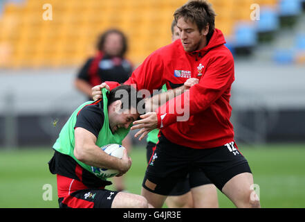 Rugby Union - Coppa del mondo di Rugby 2011 - Semifinale - Galles / Francia - sessione di addestramento Galles - Mount Smart Stadium. Stephen Jones del Galles viene affrontato da Ryan Jones (a destra) durante una sessione di allenamento al Mount Smart Stadium di Auckland, Nuova Zelanda. Foto Stock