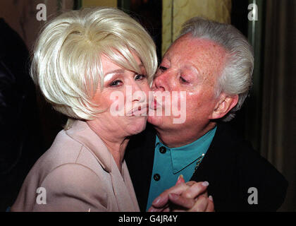 Danny la Rue bacia Barbara Windsor ad un pranzo al Variety Club che si tiene presso il Dorchester Hotel di Londra, in onore dell'attrice, star dei film di carry on e Eastenders. Foto Stock