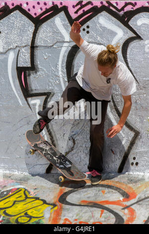 Graffiti & Spray arte grunge sulle pareti, rampe e salta di nuovo uccello Skatepark, Liverpool, Nord Ovest Inghilterra, Regno Unito. Skateboarders adolescenti in Liverpool sono state in lotta per mantenere il loro skate park aperto. La struttura in Jamaica Street è stato creato su proprietà privata terra dei rifiuti nel 2009 e successivamente è stata supportata da Liverpool City Council. Il terreno è stato poi recuperato e il sito è stato ora recintata per motivi di salute e di sicurezza che rende difficile per i pattinatori di accedere al parco. Foto Stock