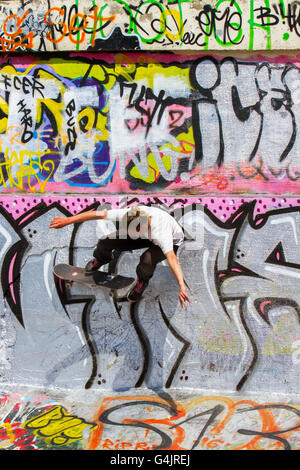 Graffiti & Spray arte grunge sulle pareti, rampe e salta di nuovo uccello Skatepark, Liverpool, Nord Ovest Inghilterra, Regno Unito. Skateboarders adolescenti in Liverpool sono state in lotta per mantenere il loro skate park aperto. La struttura in Jamaica Street è stato creato su proprietà privata terra dei rifiuti nel 2009 e successivamente è stata supportata da Liverpool City Council. Il terreno è stato poi recuperato e il sito è stato ora recintata per motivi di salute e di sicurezza che rende difficile per i pattinatori di accedere al parco. Foto Stock