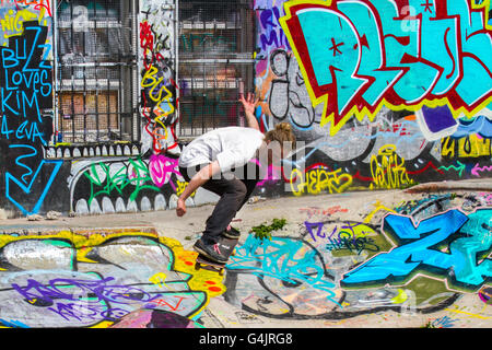 Graffiti & Spray arte grunge sulle pareti, rampe e salta di nuovo uccello Skatepark, Liverpool, Nord Ovest Inghilterra, Regno Unito. Skateboarders adolescenti in Liverpool sono state in lotta per mantenere il loro skate park aperto. La struttura in Jamaica Street è stato creato su proprietà privata terra dei rifiuti nel 2009 e successivamente è stata supportata da Liverpool City Council. Il terreno è stato poi recuperato e il sito è stato ora recintata per motivi di salute e di sicurezza che rende difficile per i pattinatori di accedere al parco. Foto Stock