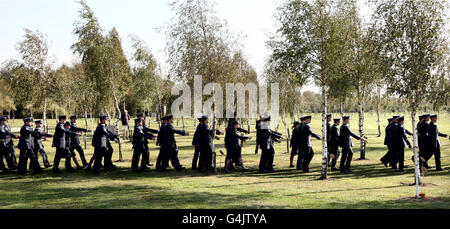 I membri del RAF arrivano per un servizio e la dedicazione di un memoriale a Air Quartermmasters e Air Loadmasters, al National Memorial Arboretum vicino Alrewas. Foto Stock