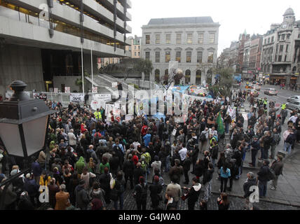 I manifestanti si riuniscono per segnare una settimana della protesta #OccupyDameStreet fuori dalla Banca Centrale a Dublino. Foto Stock